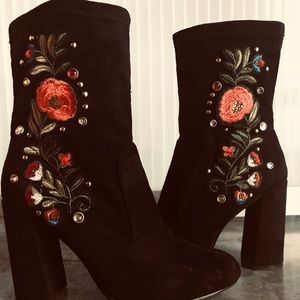 Flower Pattern Block Heeled Ankle BOOTS!💞